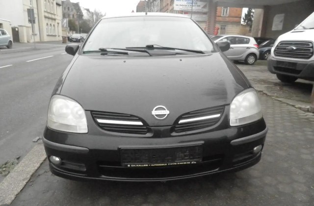 Mobil Nissan Almera 