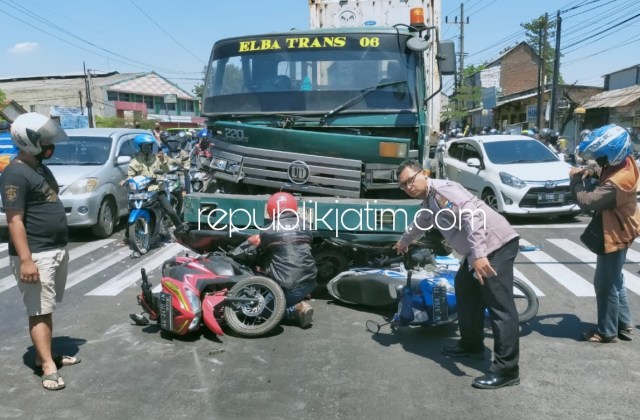 Kenapa Mobil Dan Motor Berhenti Di Lampu Merah
