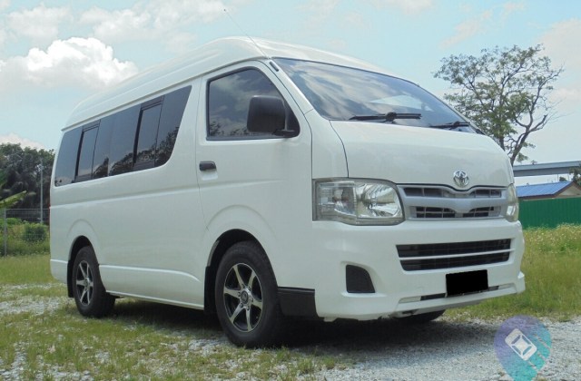 Toyota Hiace Hitam
