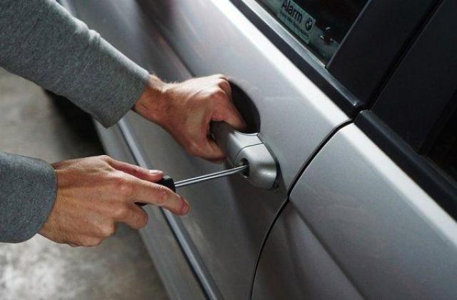 Tips Membuka Pintu Mobil Terkunci Dari Dalam
