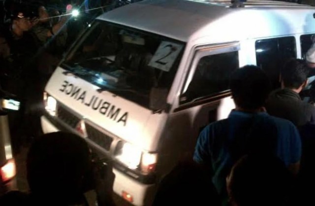 Mobil Ambulans Membawa Orang Mati
