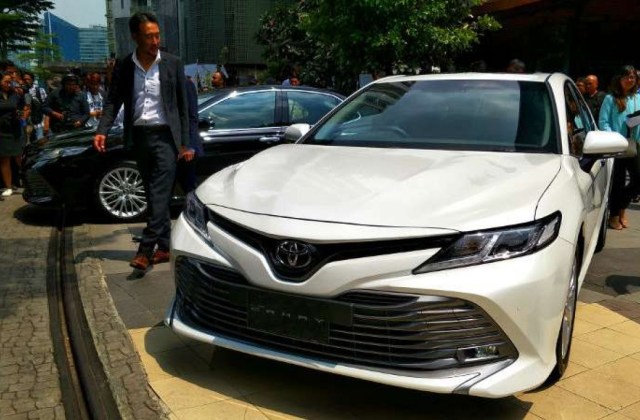 Toyota Camry Putih Terbaru
