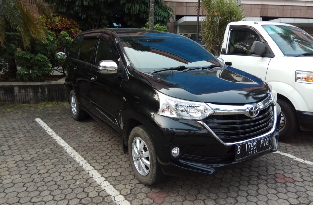 Toyota Avanza Hitam
