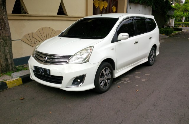 Foto Mobil Nissan Grand Livina Highway Star 