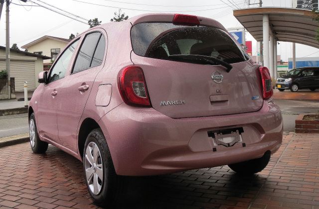 Mobil Nissan March 