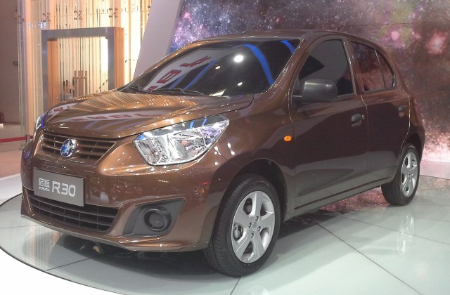 Mobil Nissan Venucia R30 