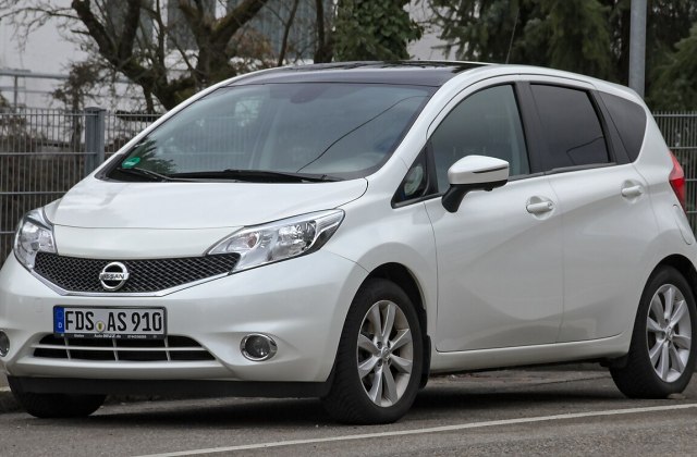 Mobil Nissan Note Aura 