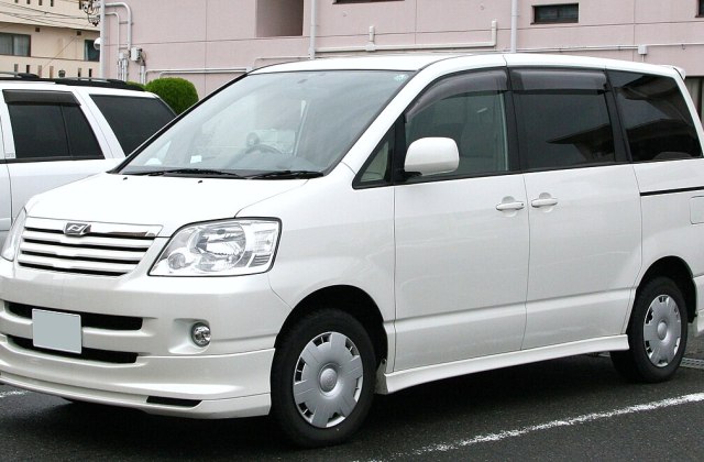 Spesifikasi Toyota Noah 2005
