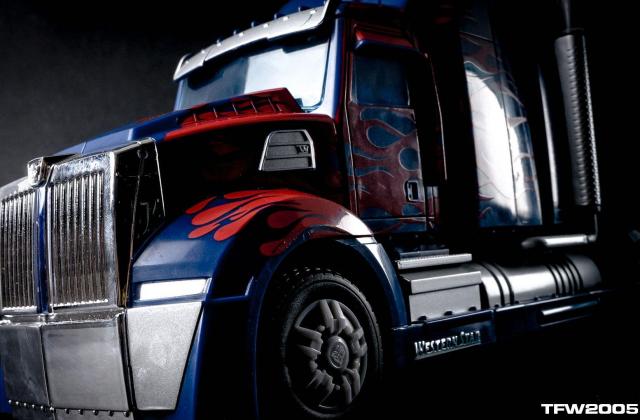 Modifikasi Mobil Optimus Prime
