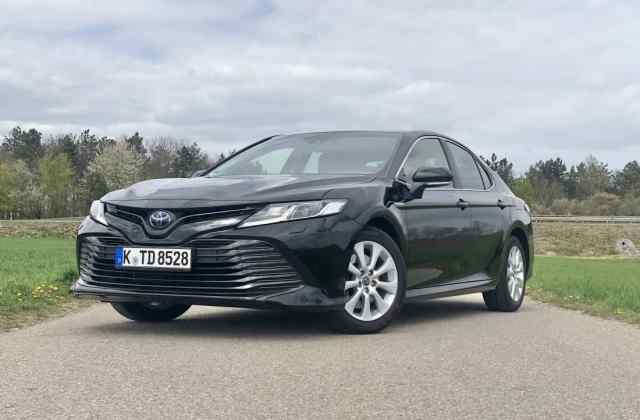 Toyota Camry Hybrid Harga
