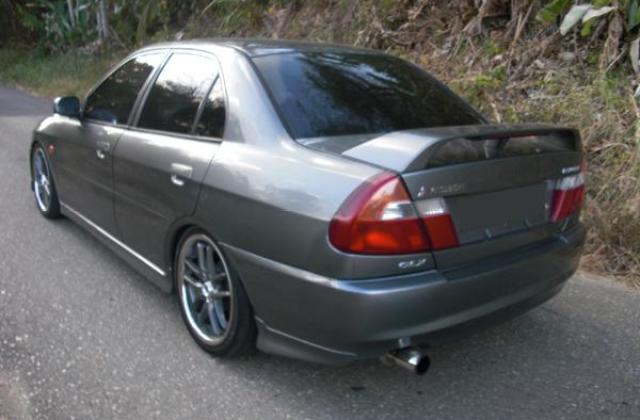 Mitsubishi Sedan Jadul
