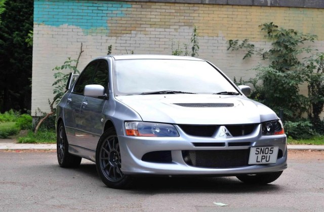 Sedan Mitsubishi Lama