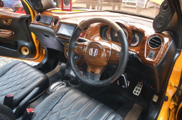 Modifikasi Interior Mobil Honda Brio 