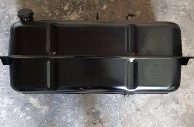 Isi Tangki Mobil Engkel
