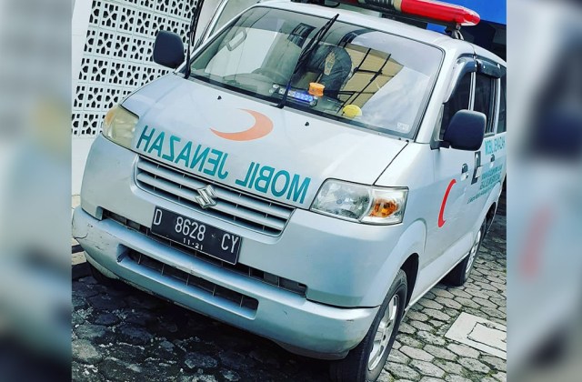 Mobil Ambulan Bawa Orang Mati
